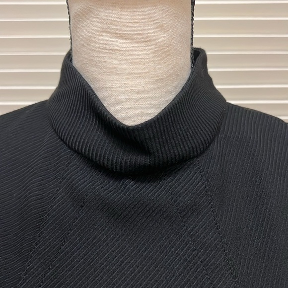 Trina Turk Tunic, Sleeveless, Turtleneck in Black, Size 6, EUC - Picture 4 of 17